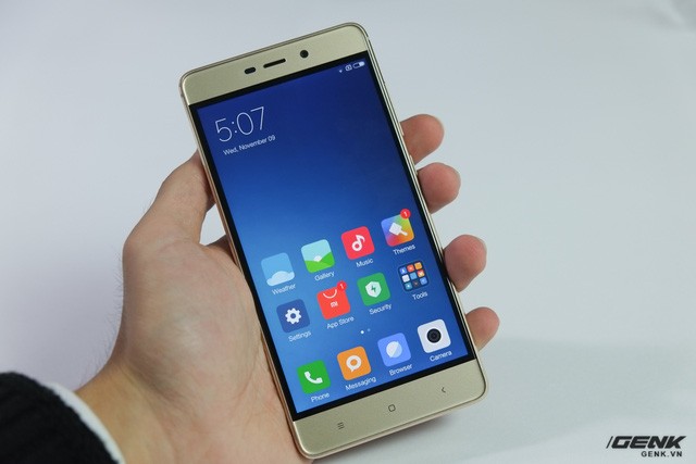 Do sở hữu màn hình 5 inch, cảm giác cầm nắm của máy khá thoải mái