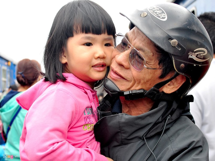 Ông Trần Thẩm (70 tuổi, ngụ thị trấn Sông Vệ, huyện Tư Nghĩa) mừng vui ôm cháu ngoại theo mẹ vừa về cho thỏa nỗi nhớ mong sau một năm dài xa cách. "Cuộc sống dẫu còn nhiều khó khăn nhưng mỗi dịp xuân về, vợ chồng tôi đều đi xe máy vượt hơn 15 km từ quê ra ga Quảng Ngãi đón con, cháu từ TP.HCM về vui Tết đoàn viên cùng ông, bà", ông Thẩm nói.