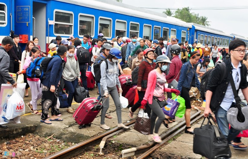 Chiều 23/1, ga Quảng Ngãi chật kín dòng người từ phương Nam đổ về quê ăn Tết cùng gia đình. Nhiều cặp vợ chồng không quản ngại đường xa hàng chục cây số đến ga Quảng Ngãi đón con, cháu về quê đón tết. Trung bình mỗi ngày ga Quảng Ngãi đón khoảng 3.500 người làm ăn xa về.