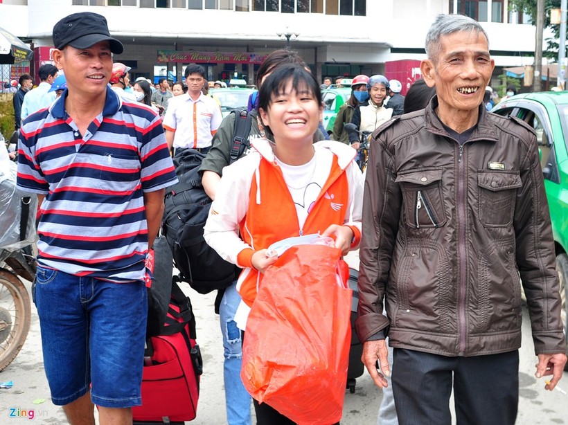 Ông Nguyễn Ới (phải, ngụ xã Nghĩa Kỳ, huyện Tư Nghĩa) vượt đường xa hơn 10 km đến nhà ga đón các con từ TP.HCM trở về. "Biết con về đến nơi khoảng 13h30 nhưng tôi có mặt ở ga lúc 12h lòng cứ nôn nao chờ mong giây phút mấy cha con đoàn tụ. Sau một năm xa cách, ngày về thấy đứa nào cũng khỏe mạnh là tôi mừng vui, hạnh phúc nhiều lắm", ông Ới xúc động chia sẻ.