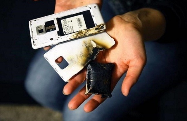 Điều gì khiến smartphone, laptop, tai nghe... từ bỏ thiết kế pin rời? ảnh 1 Phần đông người dùng vẫn vì giá rẻ mà quên đi ý thức bảo vệ bản thân. Bớt đi cơ chế pin tháo rời có thể coi là một cách để bớt đi một mối nguy cho người dùng.
