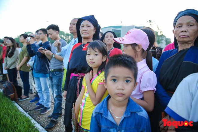 Có những người lặn lội từ rất xa để kịp có mặt tại thời khắc thiêng liêng nhất trong năm.