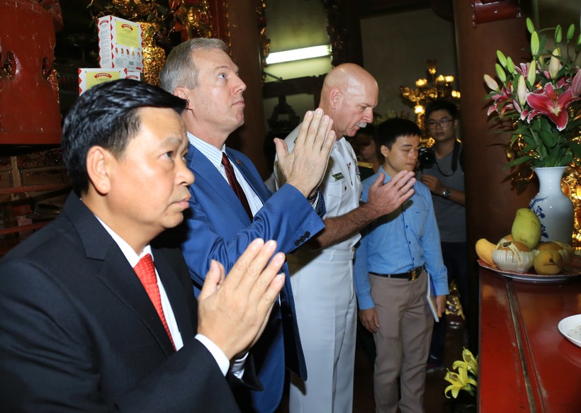 Cùng Tư lệnh Hạm đội Thái Bình Dương, Đại sứ Mỹ ngâm “Nam Quốc Sơn Hà” trên bãi cọc Bạch Đằng ảnh 1 Cùng Tư lệnh Hạm đội Thái Bình Dương, Đại sứ Mỹ ngâm “Nam Quốc Sơn Hà” trên bãi cọc Bạch Đằng ảnh 1