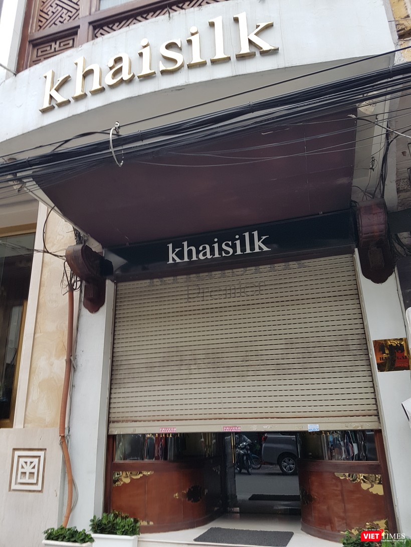 Theo ghi nhận của PV VietTimes, 15 h ngày 26/10, cửa hàng Khải Silk tại địa chỉ 113 Hàng Gai, HN vẫn mở hé cửa, bên trong có người nhưng không tiếp khách cũng như phóng viên