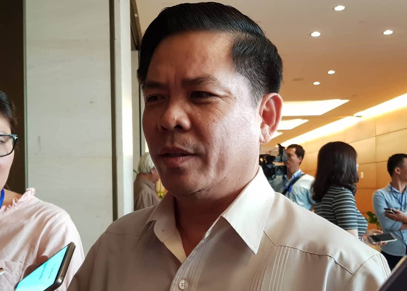 Bộ trưởng GTVT Nguyễn Văn Thể trả lời báo chí bên hành lang phiên họp Quốc hội chiều 22/5. Ảnh: Thanh Niên