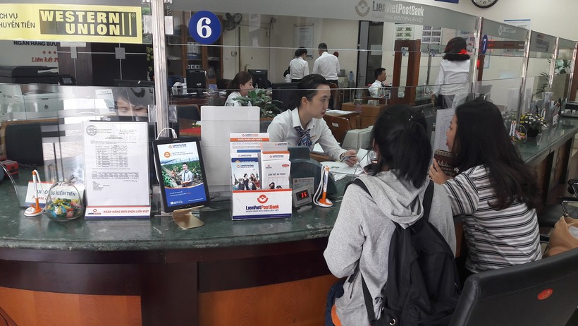 Bên cạnh tờ rơi giới thiệu sản phẩm truyền thống, chiếc máy tính bảng ở vị trí vô cùng nổi bật Bên cạnh tờ rơi giới thiệu sản phẩm truyền thống, chiếc máy tính bảng ở vị trí vô cùng nổi bật