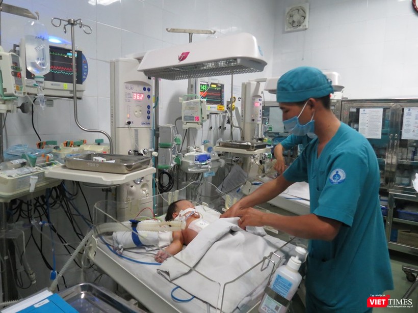 Y tá đang chăm sóc hai bé song sinh được tách thành công. Ảnh: Anh Thư Y tá đang chăm sóc hai bé song sinh được tách thành công. Ảnh: Anh Thư