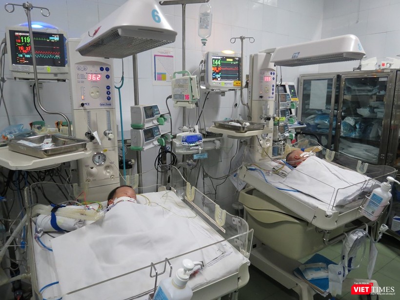 Sau ca mổ, hai bé đã được chuyển đến phòng hồi sức để theo dõi và chăm sóc. Ảnh: Anh Thư Sau ca mổ, hai bé đã được chuyển đến phòng hồi sức để theo dõi và chăm sóc. Ảnh: Anh Thư