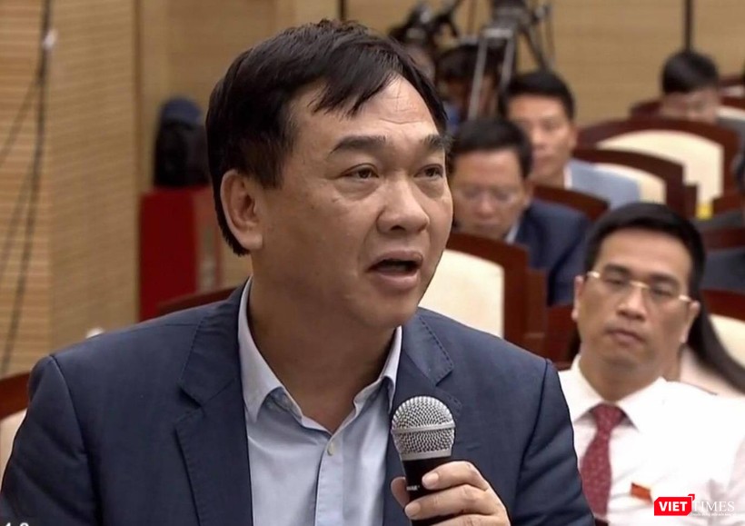 Giám đốc Sở Xây dựng HN, Lê Văn Dục trả lời tại phiên chất vấn.