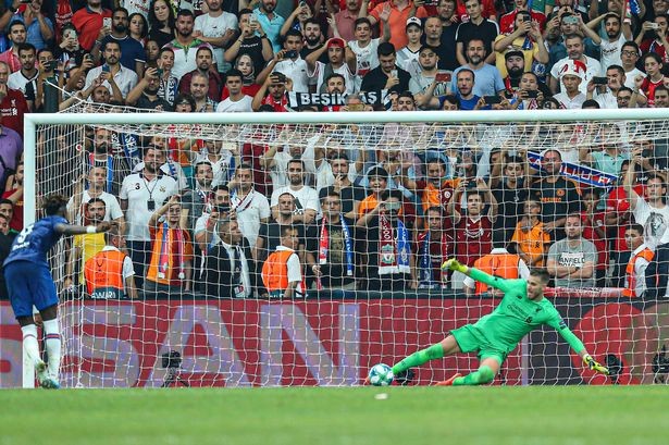 Pha sút penalty hỏng ăn của Abraham (Ảnh: Daily Star) Pha sút penalty hỏng ăn của Abraham (Ảnh: Daily Star)