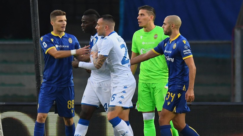 Đồng đội ngay lập tức đến khuyên can Balotelli (Ảnh: news.sky.com)