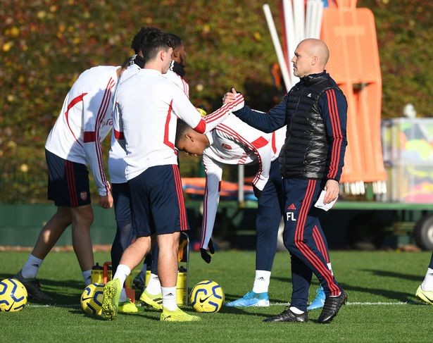 Ljungberg dặn dò rất kỹ các cầu thủ trẻ trong buổi tập đầu tiên (Ảnh: The Mirror) Ljungberg dặn dò rất kỹ các cầu thủ trẻ trong buổi tập đầu tiên (Ảnh: The Mirror)