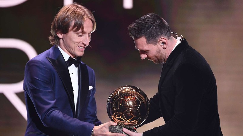 Khoảnh khắc Modric trao quả bóng vàng 2019 cho Messi (Ảnh: Goal.com) Khoảnh khắc Modric trao quả bóng vàng 2019 cho Messi (Ảnh: Goal.com)