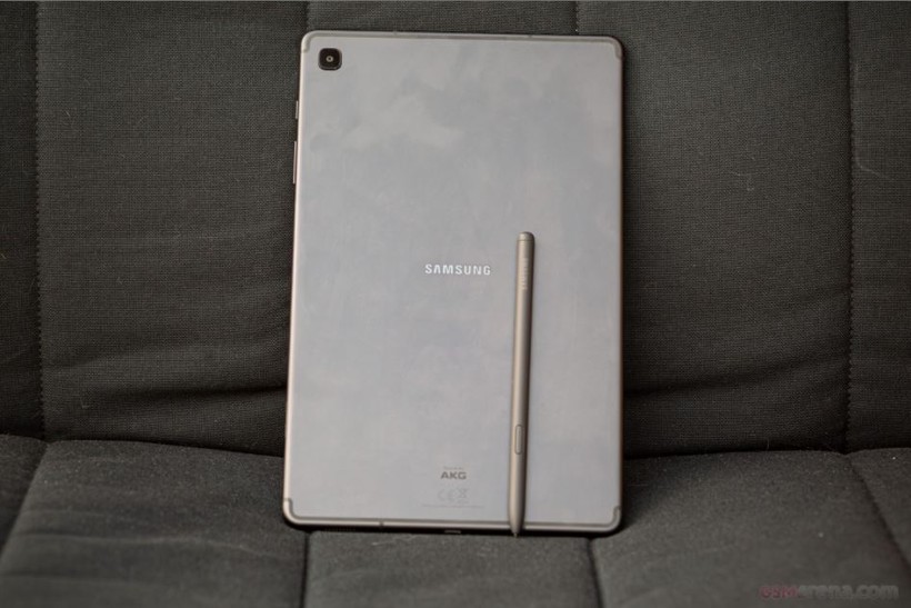 Samsung Galaxy Tab S6 Lite đi kèm với bút S-pen thông minh (Ảnh: GSMarena)