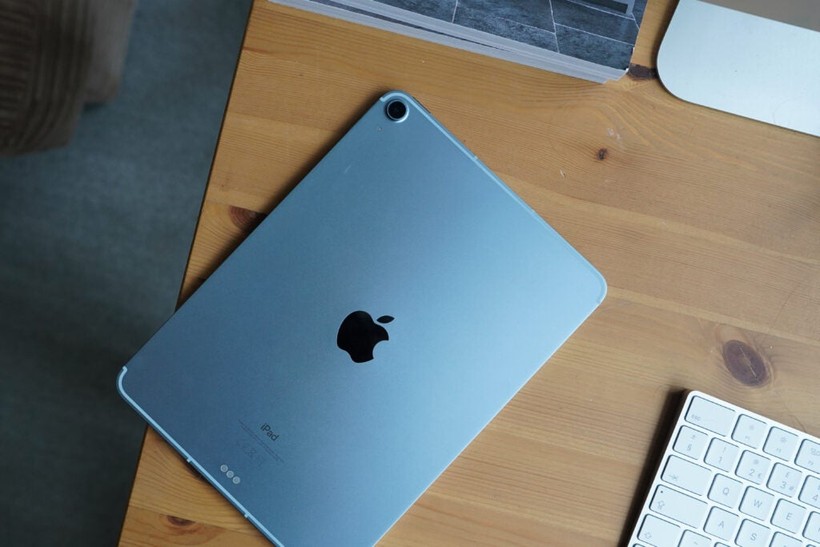 Cảm biến vân tay của iPad Air 4 được đặt ở nút nguồn (Ảnh: Trusted Reviews)