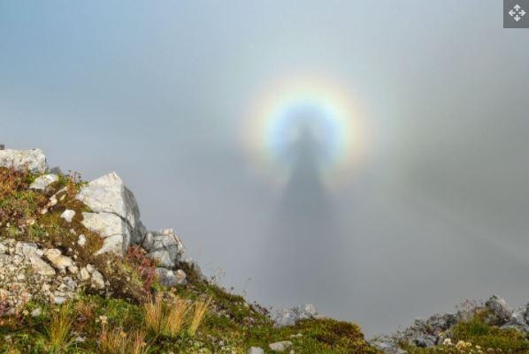Một góc nhìn khác về bóng ma Brocken, được chụp trên núi cao (Ảnh: Live Science) Một góc nhìn khác về bóng ma Brocken, được chụp trên núi cao (Ảnh: Live Science)