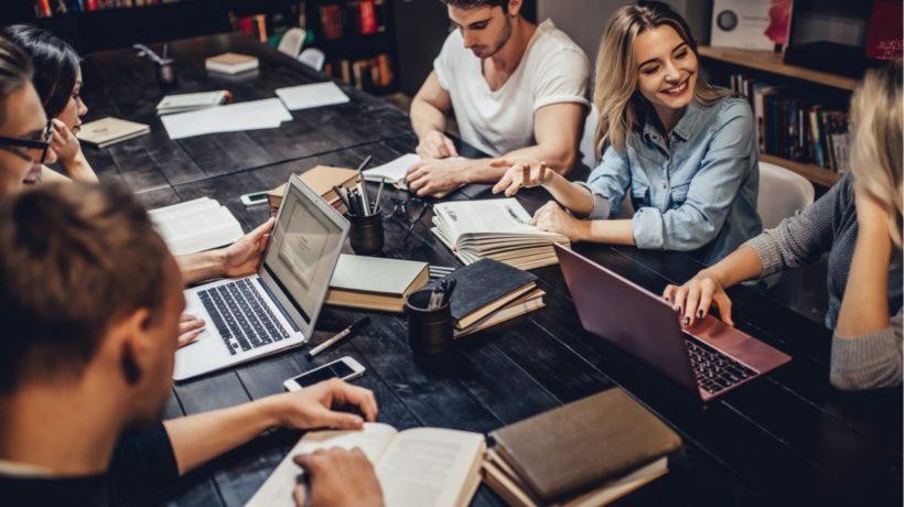 Học sinh có thể tiếp cận chương trình học mà không cần phải đến trường (Ảnh: Elearning Industry) Học sinh có thể tiếp cận chương trình học mà không cần phải đến trường (Ảnh: Elearning Industry)