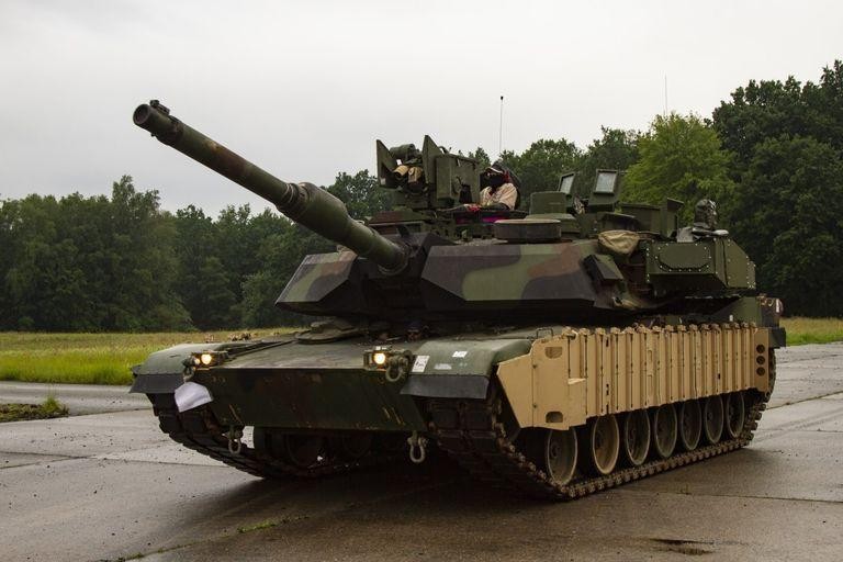 Một chiếc xe tăng M1A2 Abrams của Quân đội Hoa Kỳ được trang bị Trophy APS. Các &quot;tai dumbo&quot; ở mỗi bên tháp pháo với các chốt kim loại không sơn là hệ thống phát hiện radar sóng milimet (Ảnh: Popular Mechanics)