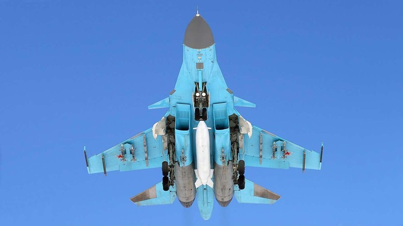 Hình ảnh chụp từ phía dưới cho thấy thùng chứa nhiên liệu khổng lồ của Su-34 (Ảnh: The Drive)