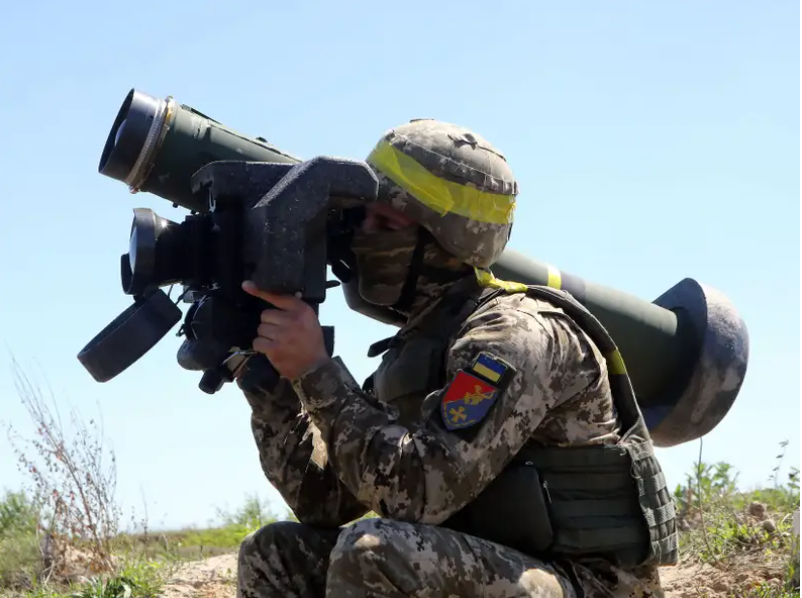 Một binh sĩ Ukraine với tên lửa chống tăng FGM-148 Javelin trong cuộc tập trận ở miền tây Ukraine, ngày 26/5/2021 (Ảnh: Business Insider)