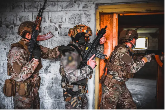 Lực lượng Mũ nồi xanh của quân đội Mỹ thực hiện cuộc diễn tập cận chiến với các lực lượng đặc nhiệm của Romania và Ukraine ở Romania, ngày 6 tháng 5 năm 2021 (Ảnh: Business Insider) Lực lượng Mũ nồi xanh của quân đội Mỹ thực hiện cuộc diễn tập cận chiến với các lực lượng đặc nhiệm của Romania và Ukraine ở Romania, ngày 6 tháng 5 năm 2021 (Ảnh: Business Insider)