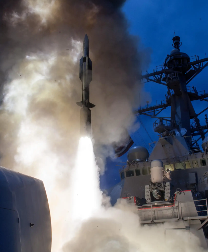 Tàu khu trục lớp Arleigh Burke USS John Paul Jones (DDG-53) phóng Tên lửa SM-6 trong một cuộc thử nghiệm bắn đạn thật trước đó diễn ra ở Thái Bình Dương vào năm 2014 (Ảnh: The Drive)