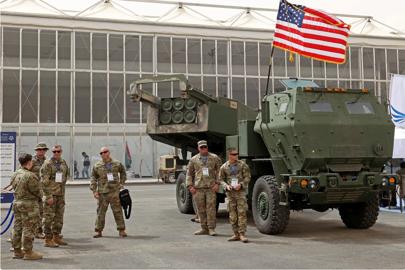 Các quân nhân Mỹ đứng bên Hệ thống Tên lửa Pháo binh Cơ động Cao M142 trong Triển lãm Quốc phòng ở Ả Rập Xê Út (Ảnh: The Drive)