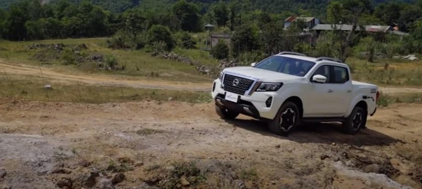 Một chiếc Mitsubishi Triton đang leo dốc (Ảnh: Lấy từ YouTube)