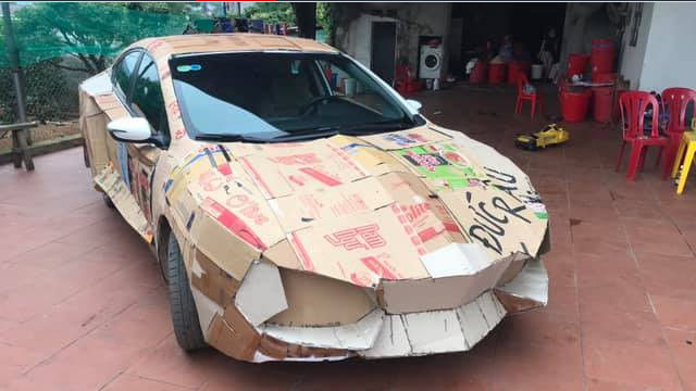 Chiếc Kia Cerato được ốp carton theo phong cách Lamborghini. Ảnh:AutoPro