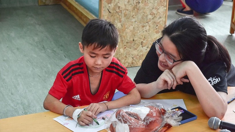 Thành viên Ams Advisor trò chuyện cùng một bệnh nhi.