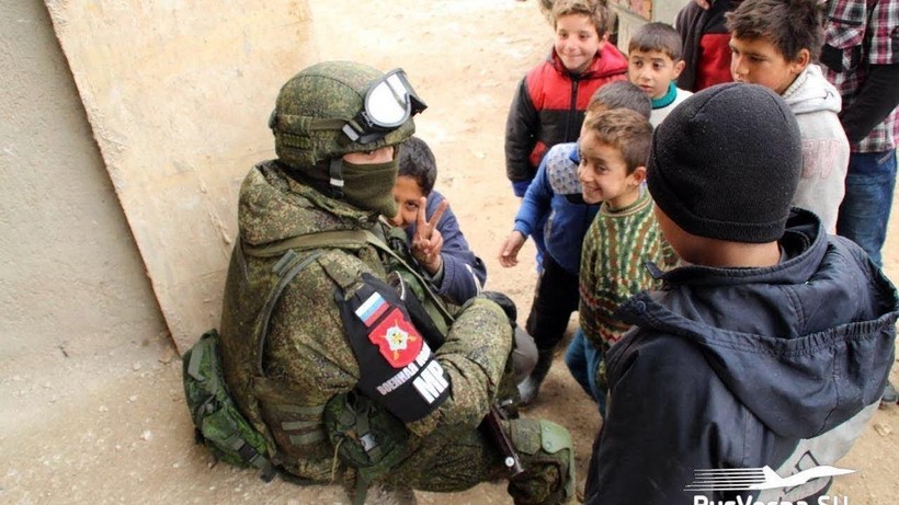 Binh sỹ Nga được trẻ em Syria chào đón trong cuộc chiến chống khủng bố(Ảnh: TASS) Binh sỹ Nga được trẻ em Syria chào đón trong cuộc chiến chống khủng bố(Ảnh: TASS)