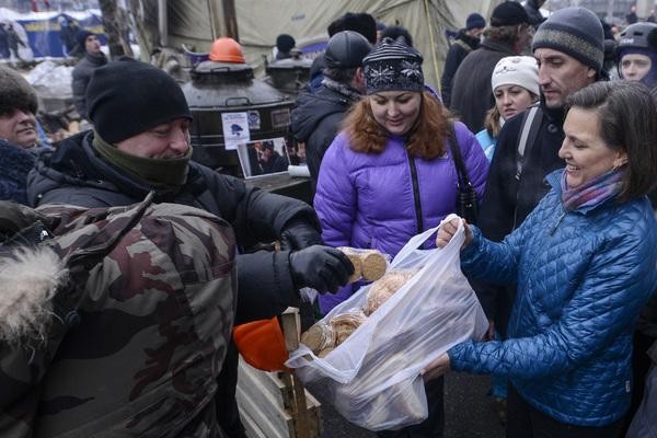 Trợ lý Bộ trưởng Ngoại giao Mỹ Nuland phân phát bánh cho những người biểu tình trong cuộc bạo loạn trên Quảng trường Maidan ở Kiev năm 2014 (Ảnh: Lenta) Trợ lý Bộ trưởng Ngoại giao Mỹ Nuland phân phát bánh cho những người biểu tình trong cuộc bạo loạn trên Quảng trường Maidan ở Kiev năm 2014 (Ảnh: Lenta)