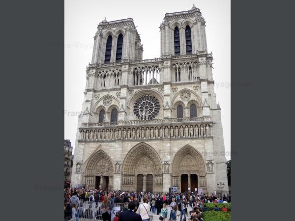 Chùm ảnh về vẻ đẹp của Nhà thờ Đức Bà Paris trước vụ hỏa hoạn làm sập mái vòm và tháp đêm 15/4 - ảnh 21