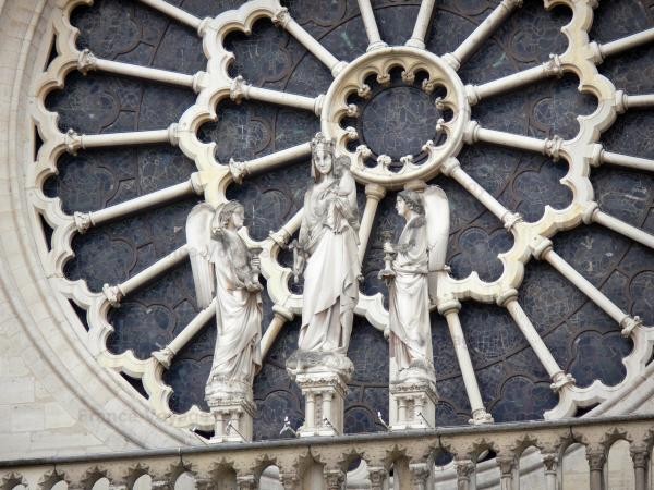 Chùm ảnh về vẻ đẹp của Nhà thờ Đức Bà Paris trước vụ hỏa hoạn làm sập mái vòm và tháp đêm 15/4 - ảnh 39