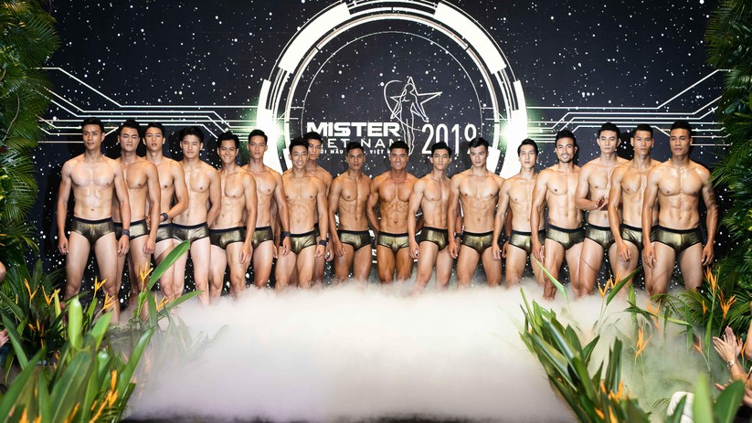 Thí sinh Mister Vietnam 2019 trong trang phục đi biển