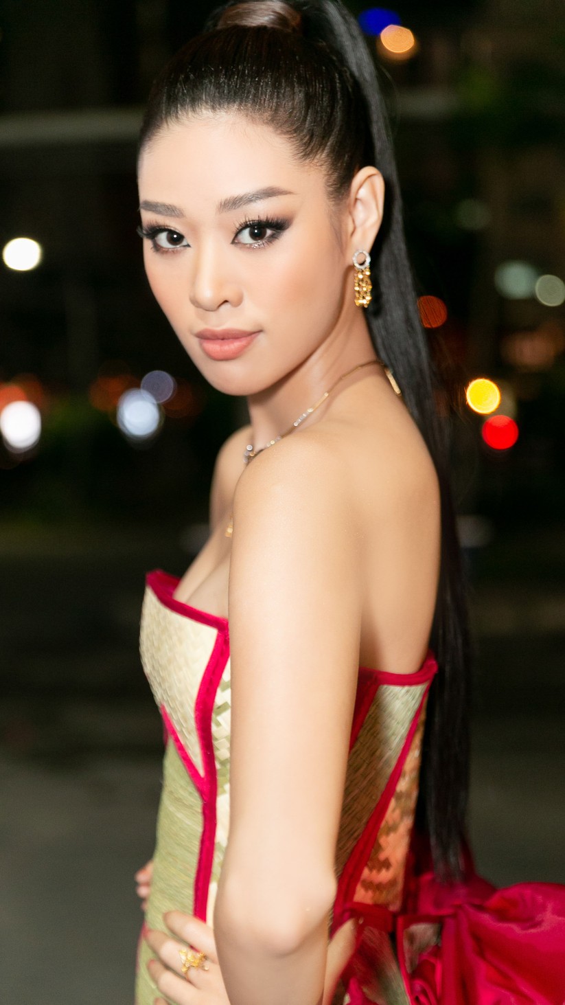 Hoa hậu Khánh Vân mặc trang phục với thông điệp bảo vệ làng nghề làm chiếu - ảnh 2